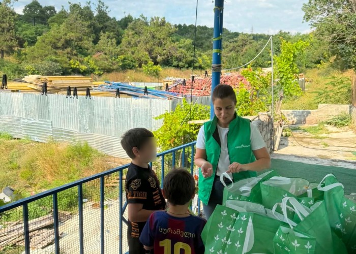 სტუმრობა სოციალურად დაუცველ მრავალშვილიან ოჯახთან