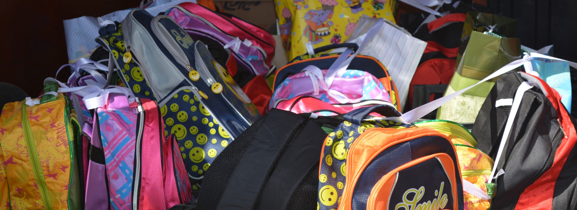 „Fresco charity fund” hands school bags and stationary to large families