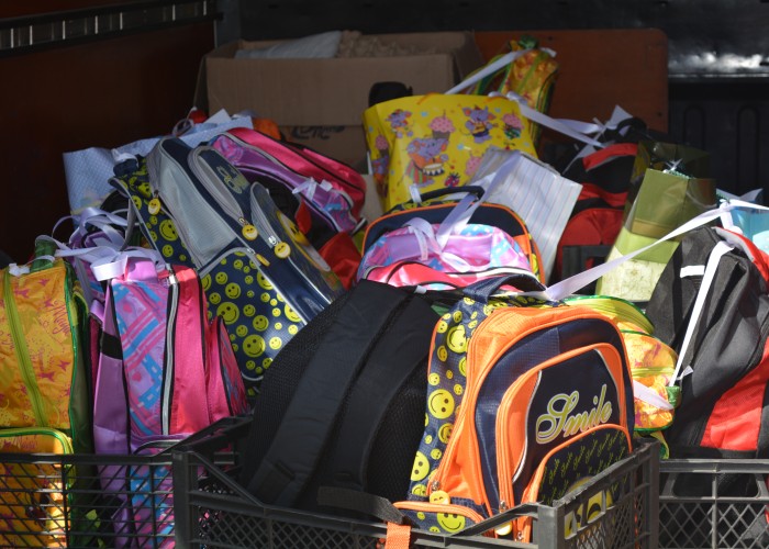 „Fresco charity fund” hands school bags and stationary to large families